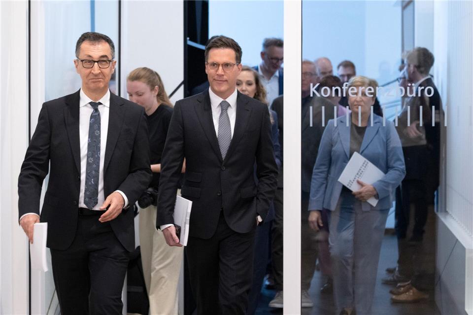 Haben die neue grün-schwarze Koalition federführend verhandelt: Cem Özdemir (Grüne) und Manuel Hagel (CDU).Marijan Murat/dpa