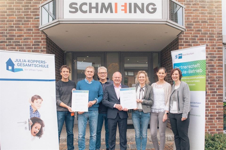 Haben eine Partnerschaft (v. l.): Studien- und Berufswahlkoordinator Peter Epping, Schulleiter Axel Heinz, Ausbilder Roman Grabiger, Geschäftsführer Joachim Schmid, Personalleiterin Nina Englmeier, Personalsachbearbeiterin Leonie Haverott sowie IHK-Projektmitarbeiterin Melanie Vennemann.