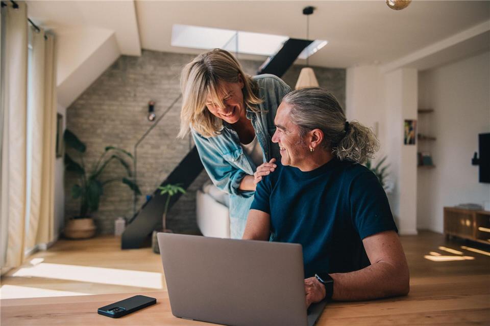 Haben gut lachen: Wessen Immobilie im Laufe der Zeit stark im Wert gestiegen ist, der kann bei der Anschlussfinanzierung von günstigeren Konditionen profitieren.picture alliance / dpa-tmn