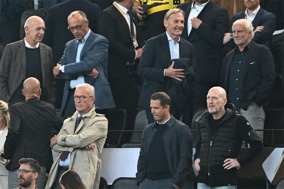 Haben keine Ticketprobleme: Fußballbosse und Politiker. (Archivbild)Federico Gambarini/dpa