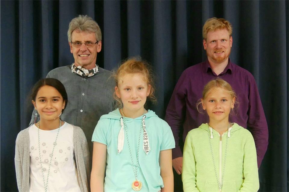 Haben sich gut geschlagen: Meryem Ipek, Annalena Bone, Ida Wehling (vorne von links) mit ihren Schachtrainern Manfred Grömping und Philipp Schulze Schwering.