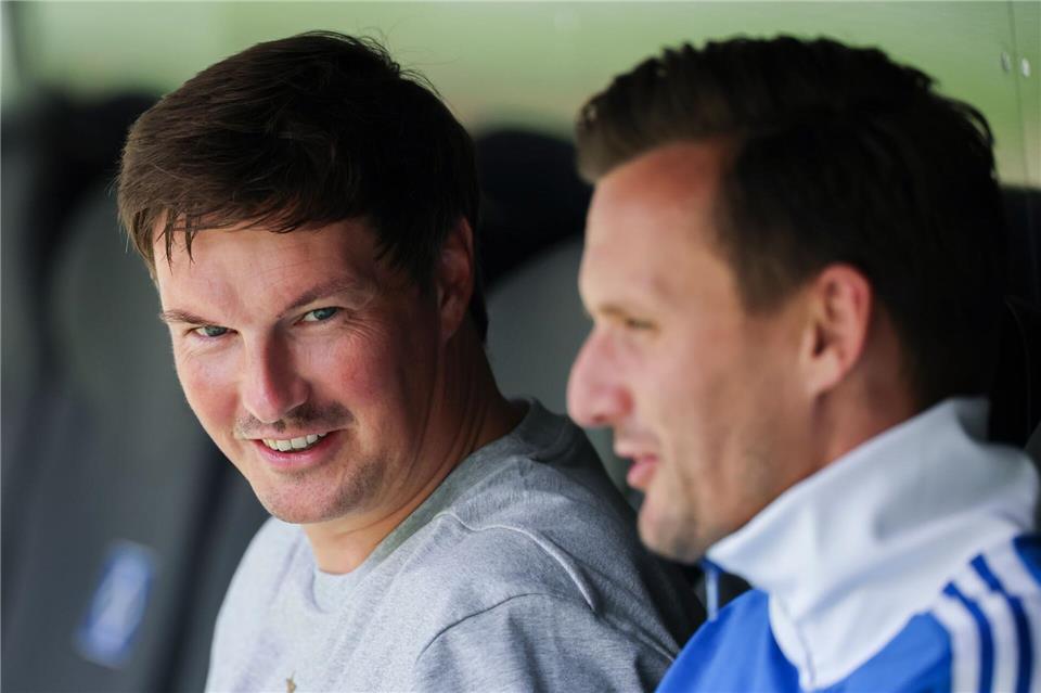 Haben sportlich das Sagen beim HSV: Cheftrainer Merlin Polzin (l) und Sportdirektor Claus Costa. (Archivbild)Christian Charisius/dpa