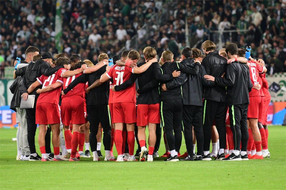 Haben viel zu besprechen: die Spieler des VfL Wolfsburg. Daniel Bockwoldt/dpa