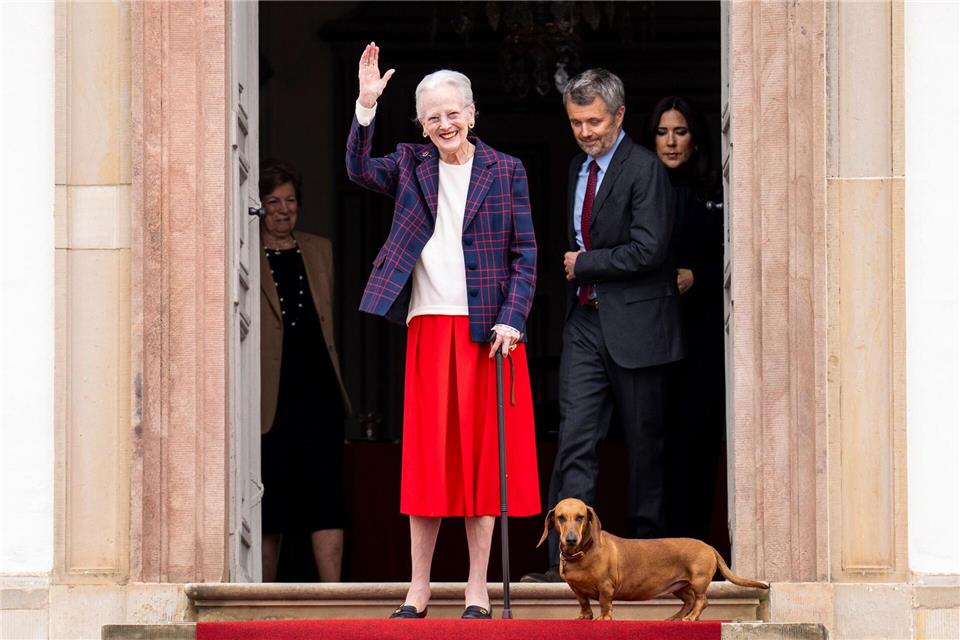 Haben zu viel Geld vom Staat bekommen: Dänemarks Altkönigin Margrethe II. (links) und ihr Sohn König Frederik X. (rechts). (Archivbild)Ida Marie Odgaard/Ritzau Scanpix via AP/dpa