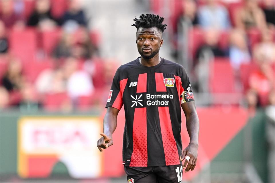Hadert mit dem 2:2 in Augsburg: Leverkusen-Kapitän Edmond Tapsoba.Harry Langer/dpa