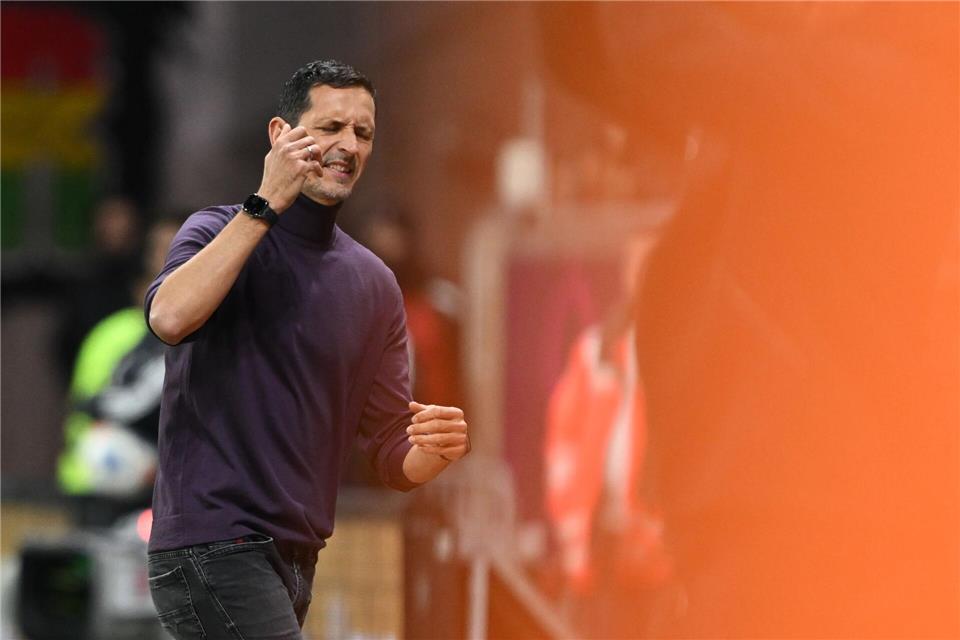 Mit Rückkehrer Kristensen? Eintracht braucht „mehr Schärfe“ Haderte in den vergangenen Wochen vor allem mit seiner Defensive: Eintracht Frankfurts Trainer Dino Toppmöller. (Archivbild)Arne Dedert/dpa