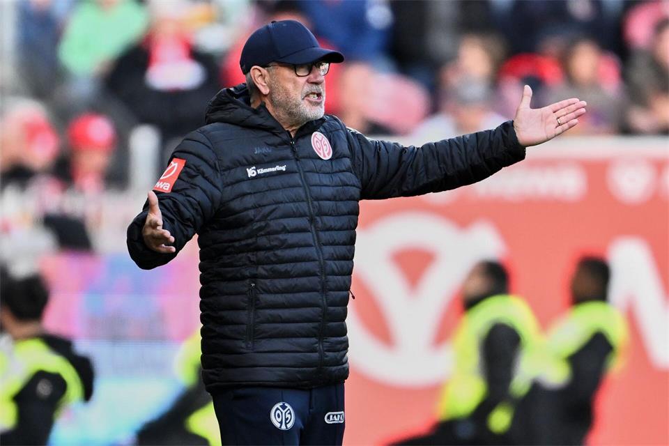 Haderte mit dem schläfrigen Auftritt seines Teams in der ersten halben Stunde: Mainz-Trainer Urs Fischer.Florian Wiegand/dpa