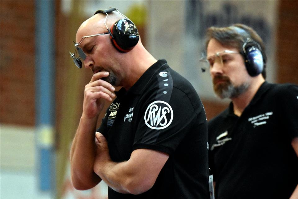 Haderte mit seinen Ringzahlen: Raesfelds Belgier Bart Liebens (links) siegte am Samstag, verlor jedoch am Sonntag sein Duell, ebenso wie seine Sportschützen gegen Bassum. 