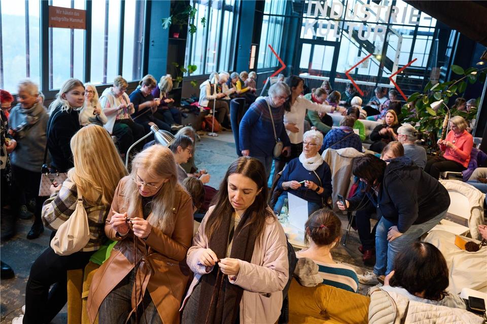 Häkeln für einen Weltrekord  im sogenannten Strickcafé im Ruhrmuseum  - kleine handgefertigte Quadrate sollen ein geplantes XL-Mammut bedecken. Gedacht ist die Aktion für eine Sonderausstellung im Jahr 2026.Bernd Thissen/dpa