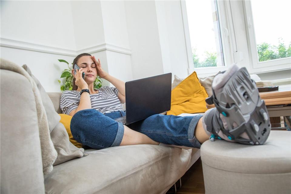 Hält den Rücken frei: Bei unvorhergesehenen Stornierungen durch Krankheit, Arbeitsplatzwechsel oder familiäre Notfälle übernimmt eine Reiserücktrittsversicherung die Kosten.Christin Klose/dpa-tmn