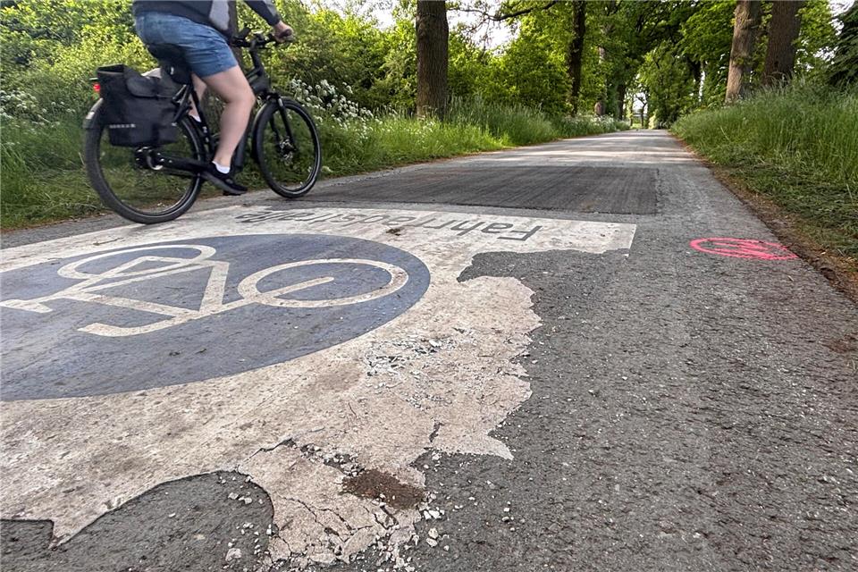Hält nicht lange: Auch die erneuerten Bodenmarkierungen blättern nach kaum zwei Jahren ab. Die Stadtverwaltung will die Anzahl der Piktogramme daher drastisch reduzieren.