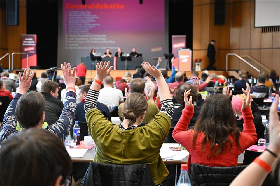 Hände schütteln statt Beifall klatschen: Der Landesverband gibt sich achtsam.Bernd Weißbrod/dpa