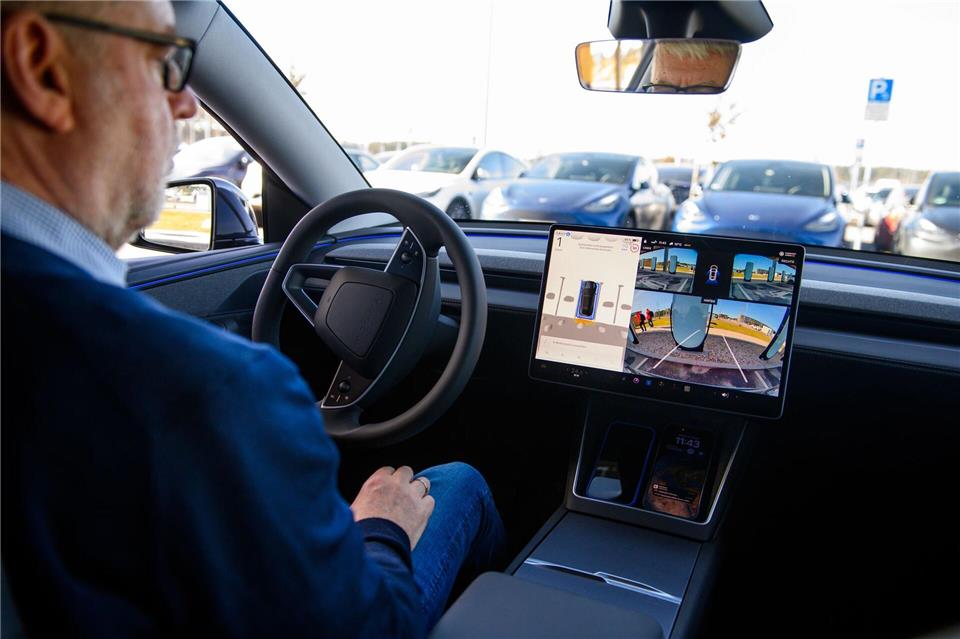 Hände weg vom Lenkrad: das Auto kann zuverlässig autonom in eine Parklücke fahren.Klaus-Dietmar Gabbert/dpa-tmn