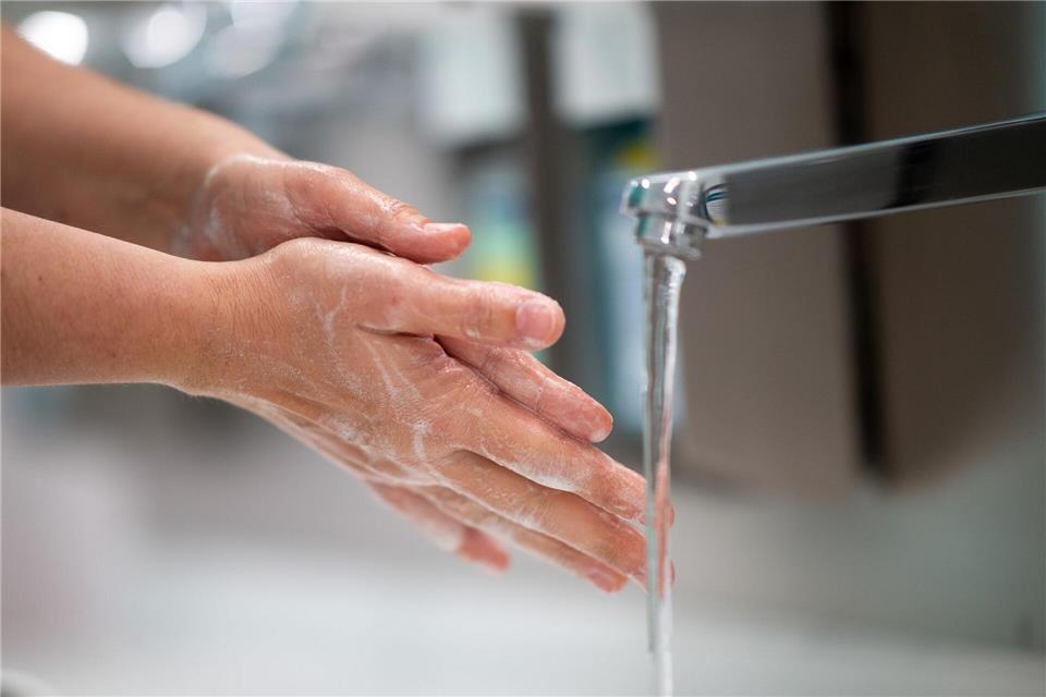 Viele waschen ihre Hände immer noch häufiger als vor Corona Händewaschen war insbesondere während der Corona-Pandemie ein großes Thema. (Symbolbild)Jonas Güttler/dpa