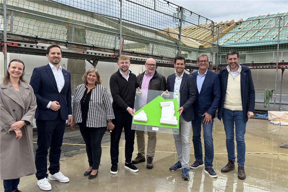 Händler, Investoren und Verwaltung freuen sich beim Richtfest über den Fortschritt.