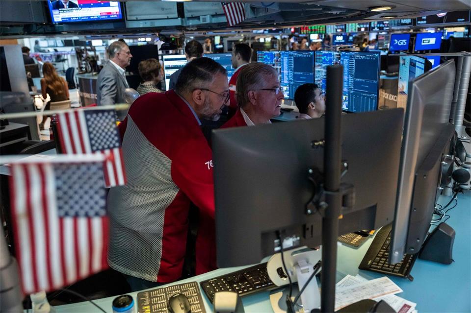 Händler an der Wall Street: In den USA steigen die Renditen von Staatsanleihen immer mehr an.(Archivbild)Yuki Iwamura/AP/dpa