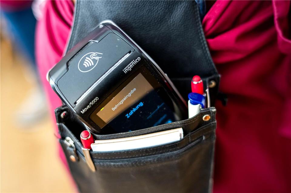 Händler und Gastronomen bestimmen, welche Zahlungsarten akzeptiert werden: Ein Anspruch auf Bar- oder Kartenzahlung besteht nicht.Sina Schuldt/dpa