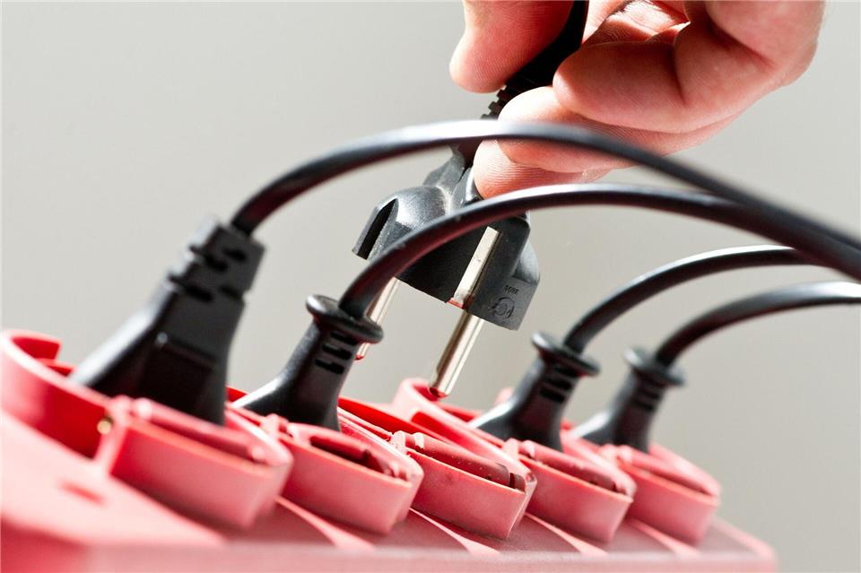 Hängen an einer Mehrfachsteckdose zu viele Geräte, kann die Leitung überlasten und im schlimmsten Fall einen Brand auslösen.Franziska Gabbert/dpa-tmn