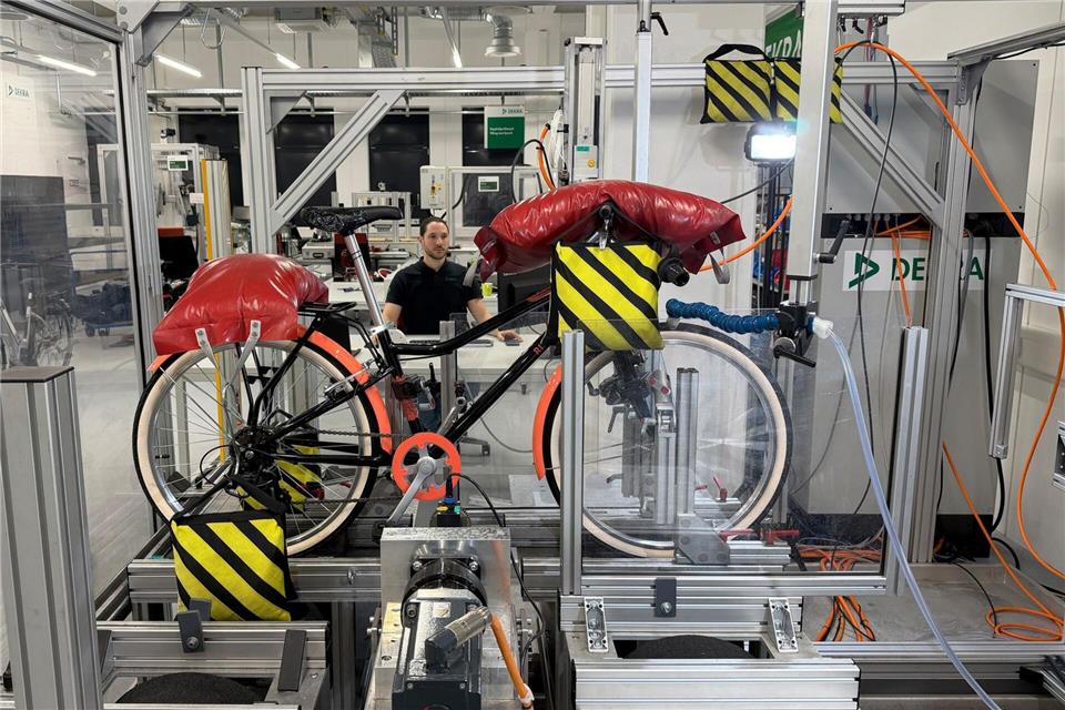 Härtetest: Auf dem Bremsenprüfstand mussten die Räder zeigen, dass die Bremsen bei Trockenheit und Nässe gut funktionieren.Test und Technik/ADAC/dpa-tmn