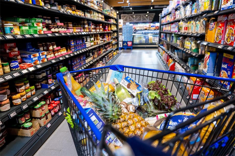 Häufig befinden sich im Supermarkt die günstigeren Produkte weit unten oder weit oben im Regal. Teurere Ware ist hingegen meist auf Augenhöhe. picture alliance / dpa-tmn