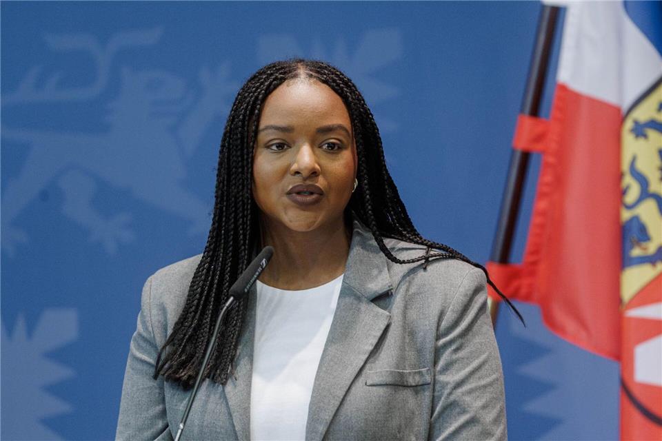 Häufig führen aufenthaltsrechtliche Gründe dazu, dass Menschen trotz Arbeit abgeschoben werden, erklärt Aminata Touré. (Archivbild)Markus Scholz/dpa