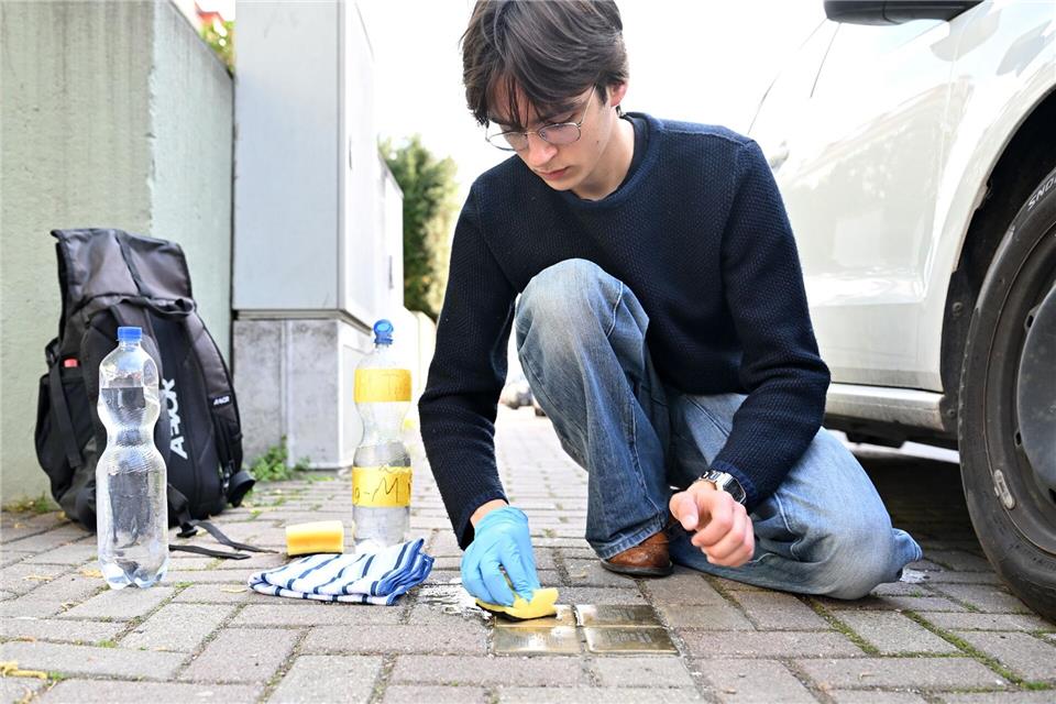 Häufig sind es junge Menschen, die ein FSJ oder FÖJ absolvieren, wie der 18-jährige Elija Schildheuer-Rowe im Erinnerungsort Topf & Söhne.Martin Schutt/dpa