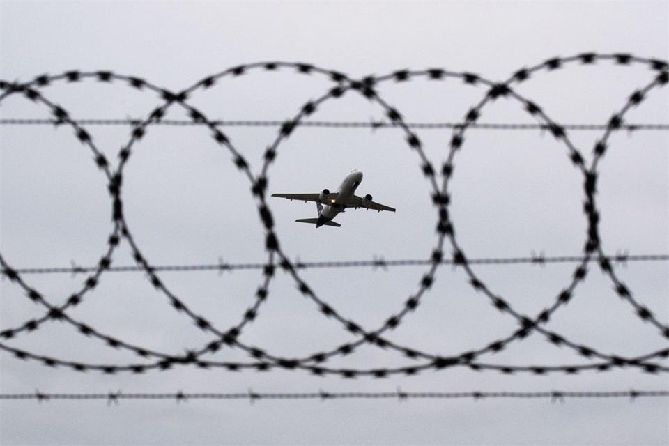 Häufig werden Menschen mit Flugzeugen abgeschoben. (Symbolbild)Julian Stratenschulte/dpa