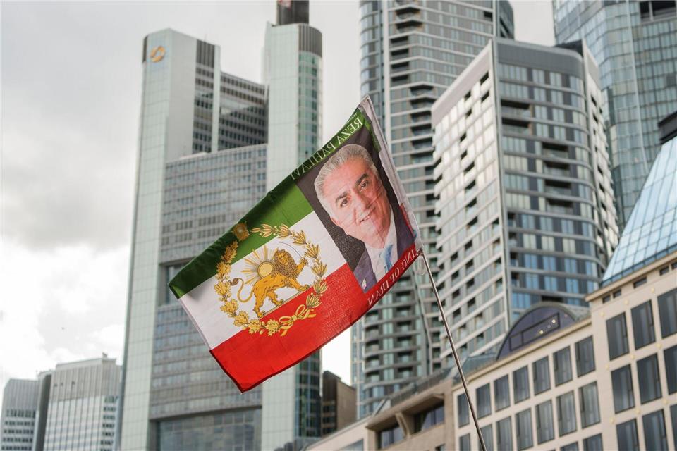 Häufig zu sehen war das Porträt von Reza Pahlavi, dem lebende Sohn des 1979 gestürzten Schahs.Andreas Arnold/dpa