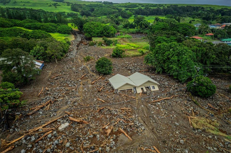 Häuser in der Ortschaft Naalehu auf der Hawaii-Insel „Big Island“, nachdem ein heftiges Unwetter über das Gebiet hinweggefegt war.James D. Decamp/ZUMA Press Wire/dpa
