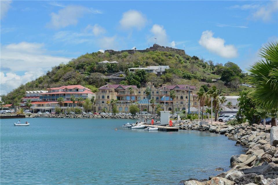 Hafen von Marigot: In dem Städtchen wird der Karneval eher traditionell begangen, zumindest terminlich.Ralf Johnen/dpa-tmn