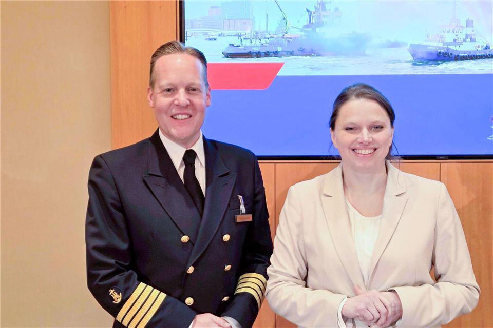 Hafenkapitän Rosenkranz und Wirtschaftssenatorin Leonhard wollen beim 837. Hafengeburtstag Rekorde brechen. Bjarne Rost/dpa