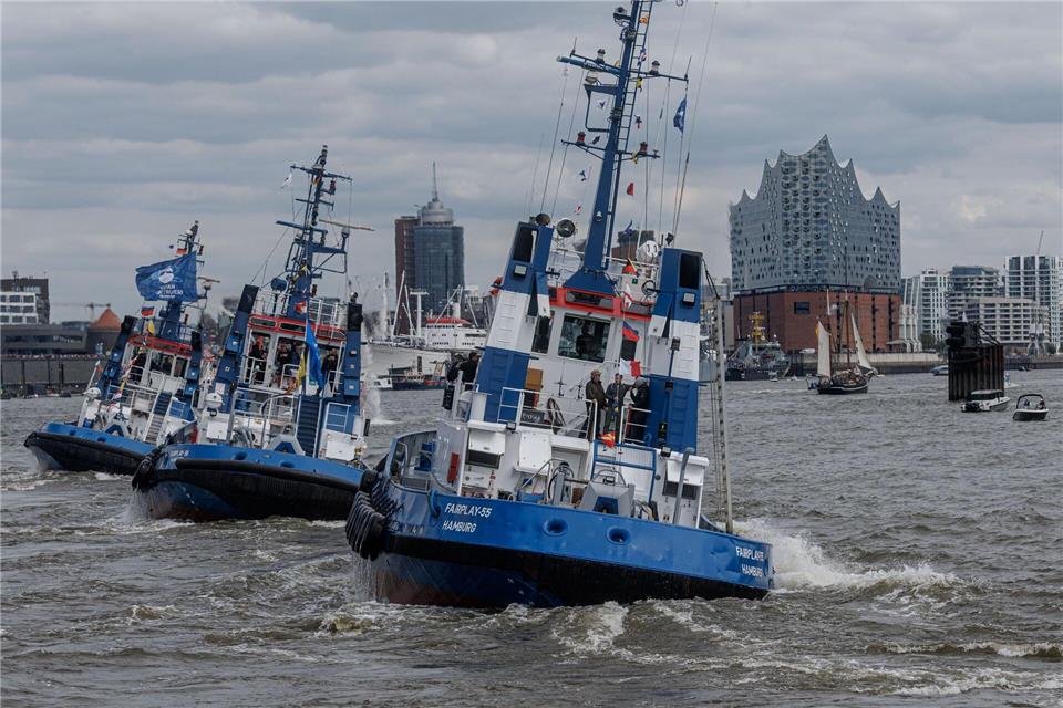 Hafenschlepper fahren zum Hafengeburtstag in Hamburg das beliebte Schlepperballett.Markus Scholz/dpa