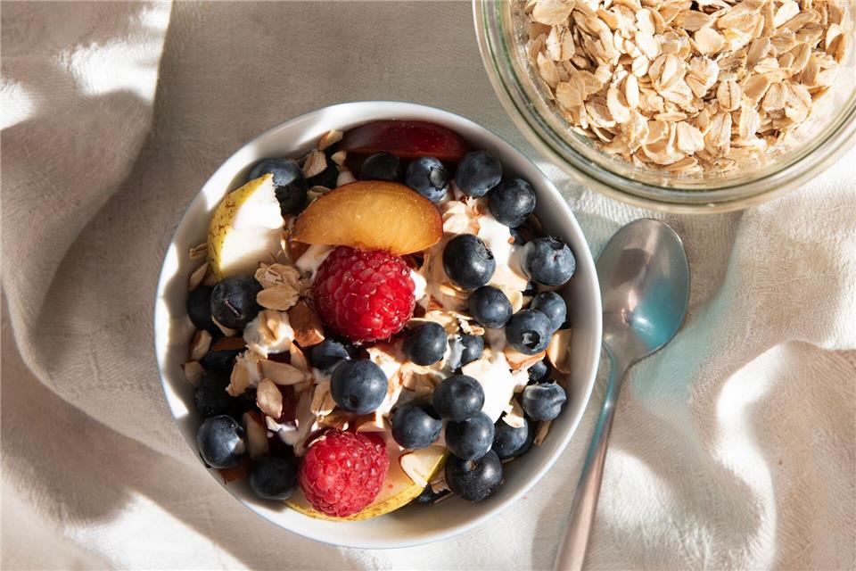 Haferflocken mit Joghurt und Obst: So ein Snack liefert unserem Körper mehr Nährstoffe als der Griff in die Gummibärchentüte. picture alliance / dpa-tmn
