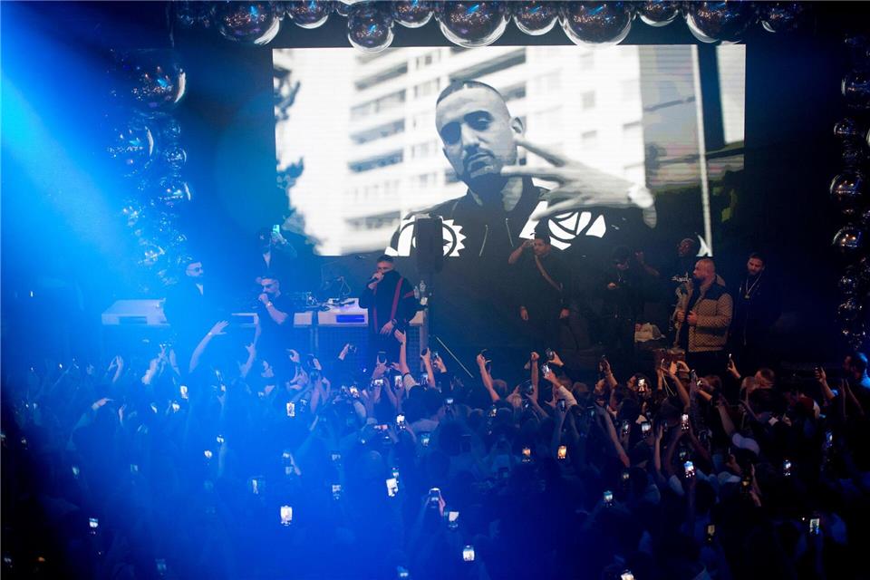 Haftbefehl schüttelte auch ein paar Hände vorne an der Bühne.Philipp Hülsmann/dpa