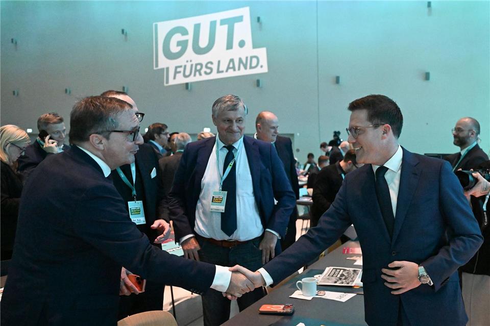 Hagel begrüßt beim CDU-Landesparteitag Stefan Mappus, den früheren Ministerpräsidenten von Baden-Württemberg. Bernd Weißbrod/dpa