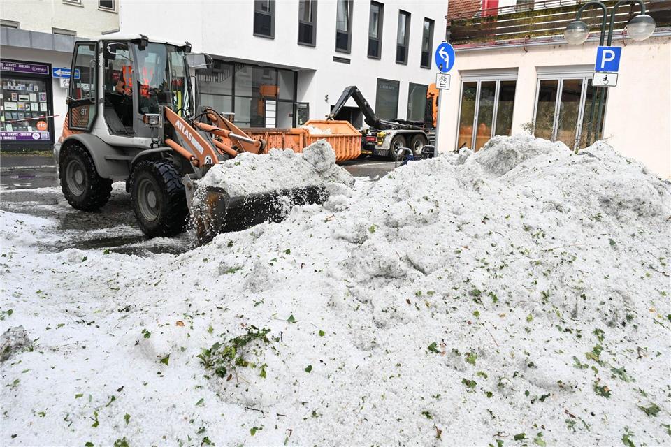 Hagel im Hochsommer - wie ist das möglich? (Archivbild)Bernd Weißbrod/dpa