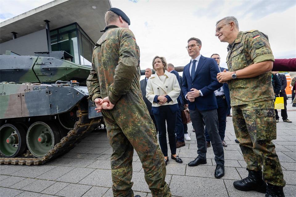 Hagel will die Sicherheitsstruktur im großen Stil reformieren.  Christoph Schmidt/dpa