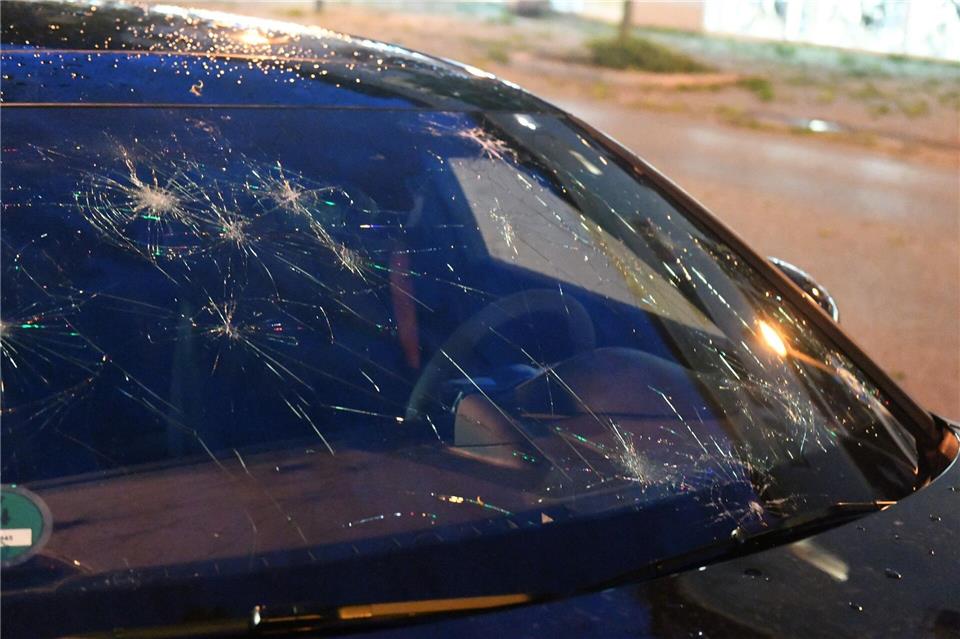 Hagelschaden am Auto? Wer jetzt losrepariert ohne Deckungszusage, zahlt am Ende vielleicht selbst.picture alliance/dpa