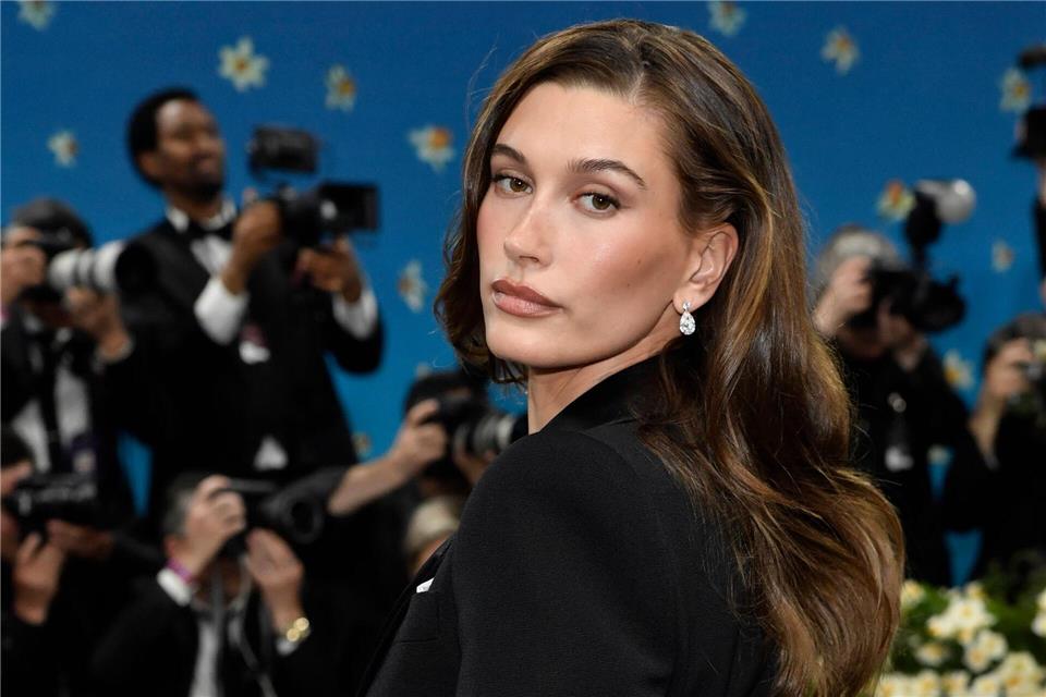 Hailey Bieber hatte eine weiß dekorierte Torte zum Geburtstag. (Archivbild)Evan Agostini/Invision/dpa