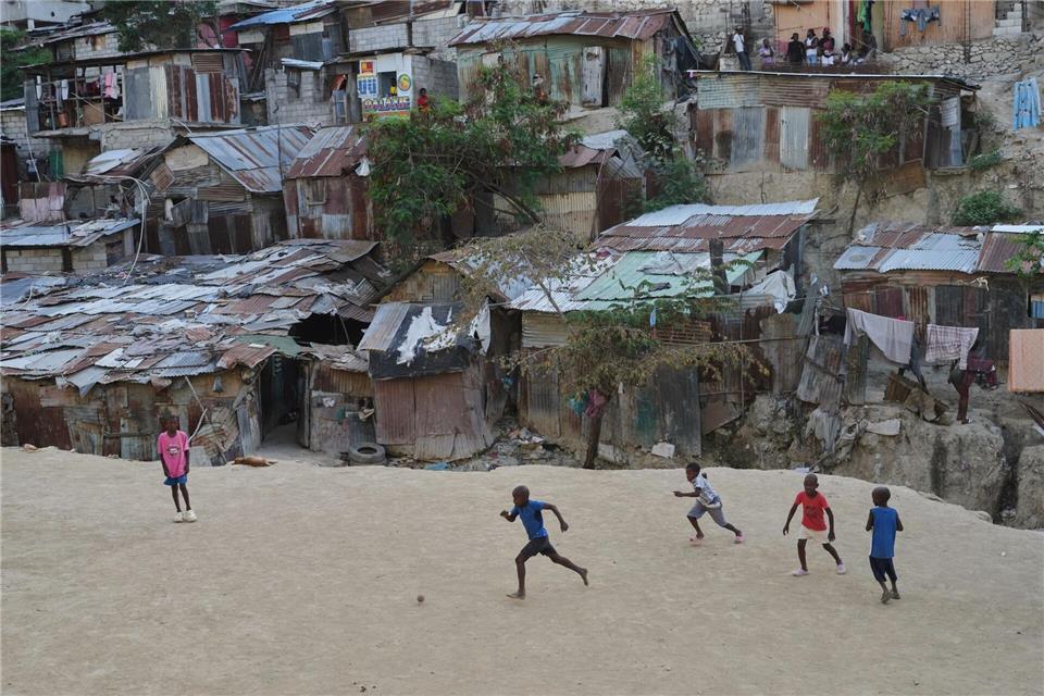 Haiti ist ein fußballverrücktes Land. Kinder spielen unter widrigsten Bedingungen. (Archivbild)Odelyn Joseph/AP/dpa