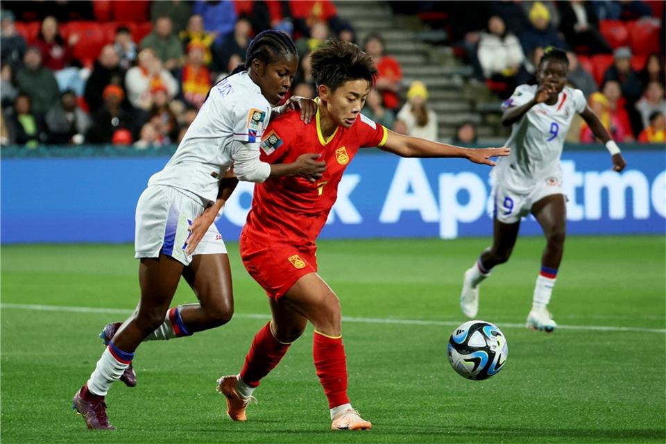 Haitis Batcheba Louis (l) kämpft mit Chinas Wang Shuang um den Ball.