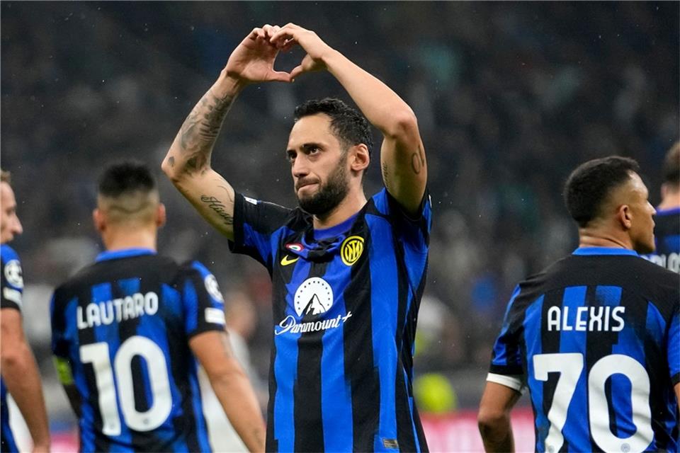 Inter Mailand bezwingt RB Salzburg Hakan Çalhanoglu erzielte per Foulelfmeter das 2:1 für Inter gegen Salzburg.
