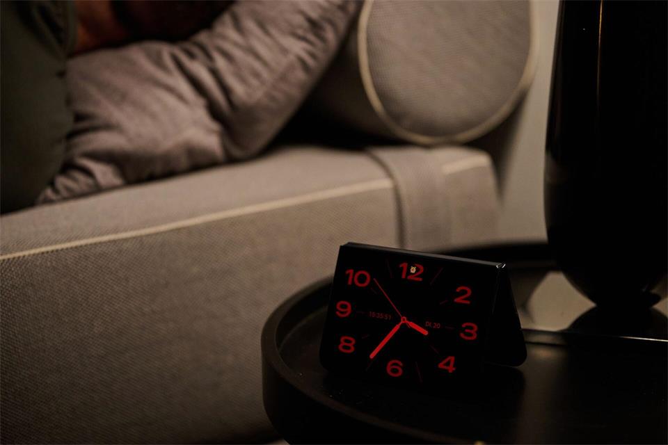 Halb-gefaltet kann das iPhone Duo Wecker auf dem Nachttisch spielen.Zacharie Scheurer/dpa-tmn