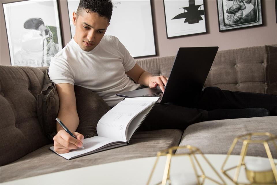 Halbe Urlaubstage erfüllen nicht die gesetzlichen Urlaubsanforderungen.picture alliance / dpa-tmn