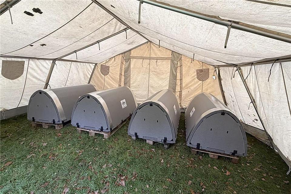 Halbrunde Schlafkammern aus isolierendem Material: So sahen die Kälteiglus im Zelt vor dem Brand aus. -/Pfarrei Hl. Martin Kaiserslautern/dpa
