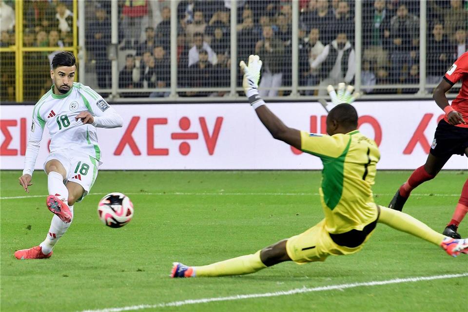 Half Algerien entscheidend mit in der WM-Qualifikation: der Wolfsburger Mohamed Amoura (Archivbild)Fateh Guidoum/AP/dpa