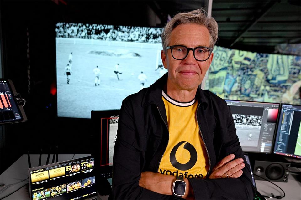 Half mit, einen historischen Bundesliga-Moment lebendig werden zu lassen: Vodafone-Deutschland-Chef Marcel de Groot.    Federico Gambarini/dpa