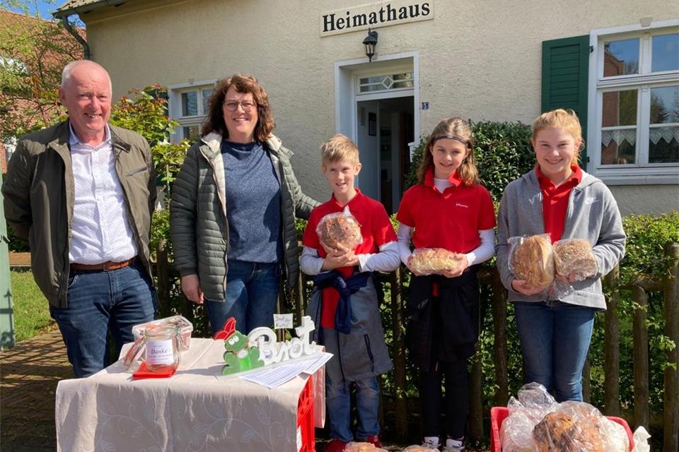 Halfen beim Spendensammeln (v.l.): Andreas und Heike Witte, das Kinderprinzenpaar Charlie und Johanna und Hofdame Jonna.pd