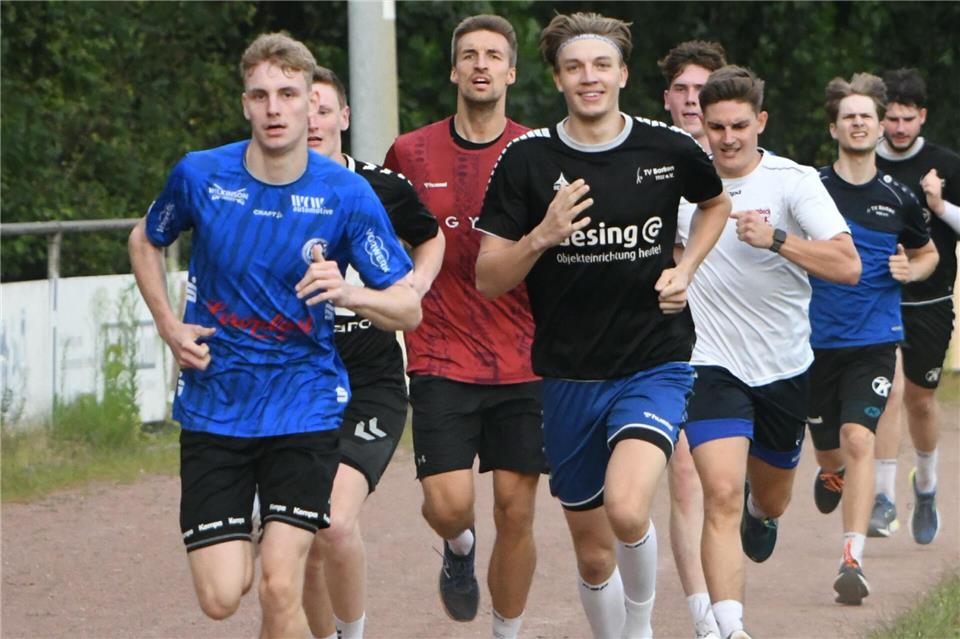 Hallen im Sommer dicht: Die Verbandsliga-Handballer des TV Borken trainierten auf Asche bei der SG Borken statt auf Parkett.