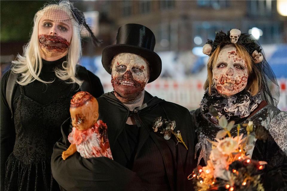 Einsatzkräfte zeigen Präsenz an Halloween  Halloween ist bei jungen Leuten beliebt. (Archivbild)Christoph Reichwein/dpa